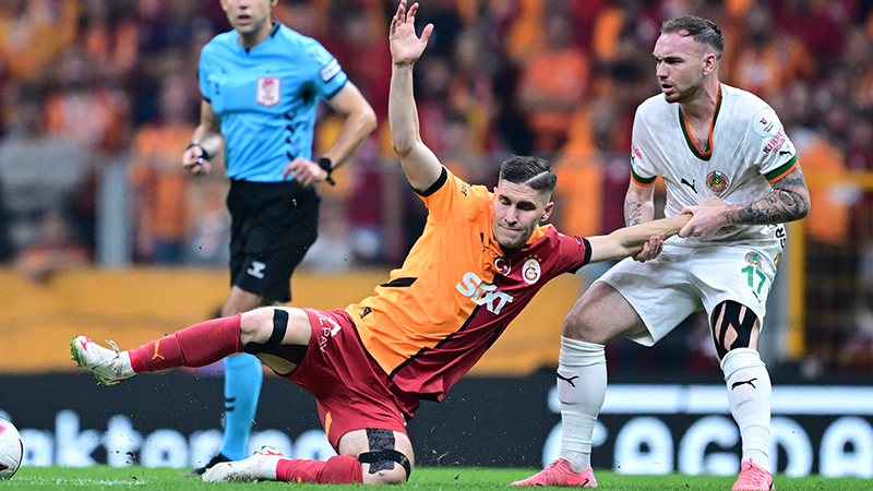 Kemal Belgin - Türkiye: Galatasaray’da Torreira, Mertens ve Sara’dan kurulu orta alan savunma arkasından ilk 10. dakikadan sonra ciddi destekler gördü. Ama ne var ki gol atar umuduyla ilk 11’de sahaya çıkıp, 80. dakikada kulübeye giden İcardi, sadece ve sadece orta alandaki arkadaşlarıyla top alıp verdi, hepsi o kadardı. 