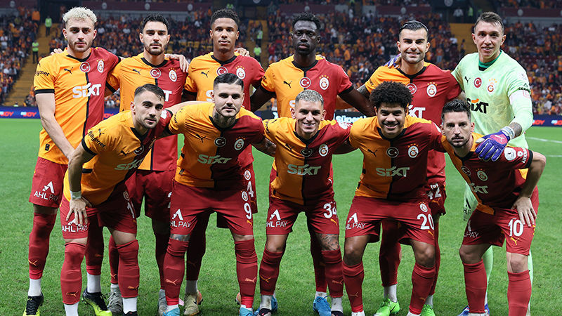 Levent Tüzemen - Sabah: Özellikle Barış Alper'de çok ciddi düşüş var. Barış'ın ayakları ile beyni aynı frekansta buluşmuyor. Özellikle girdiği pozisyonlarda ille golü ben atayım saplantısından çıkamayıp pas vermeyi düşünmemesi İcardi ve Mertens'in gol atmalarını engelledi. Barış'ın gerçekten dinlenmeye ihtiyacı var. 