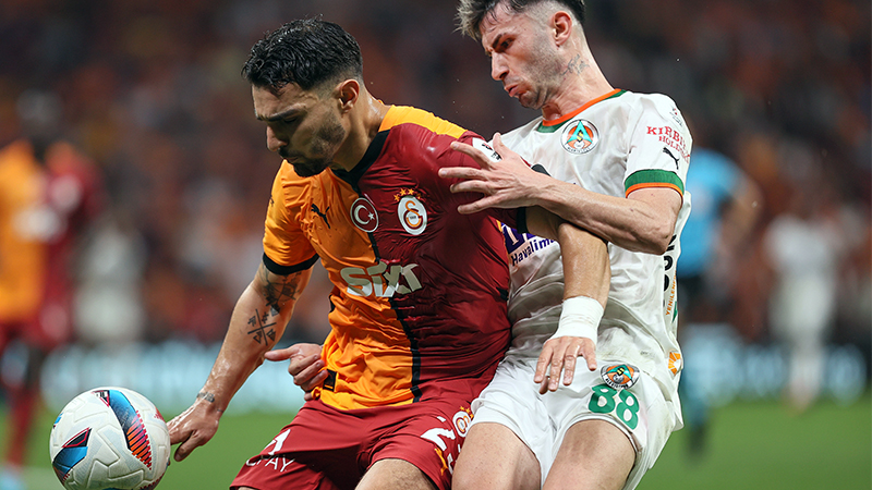 Mustafa Çulcu - Sabah: Galatasaray golü bulana kadar Alanya kalesini ablukaya aldı. Yunus hafta arası Rigas'ta attığı golün aynısını burada da ağlara gönderdi. Orada asisti Davinson'dan, burada Sara'dan geldi. Belli ki çalışmış. Oyunu geriden kurma arzusu içinde olan Alanyaspor'a yapılan presle kısa sürede topları kazanan Galatasaray, bütün hücum aksiyonlarını uyguluyor.