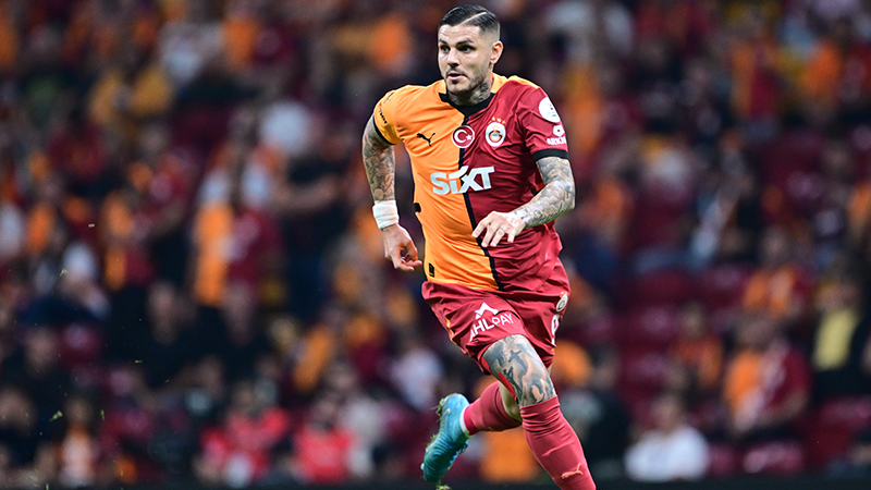 Ömer Üründül - Sabah: Mertens ve Barış'taki fiziki düşüş devam ediyor. Icardi ise sahada adeta yoktu. Galatasaray'ın 10 kişi oynamasını, Yunus'un iki kişilik performansı önledi. Okan Buruk'un karşısındaki en büyük engel İcardi'ye tanıdığı sınırsız dokunulmazlıktır.