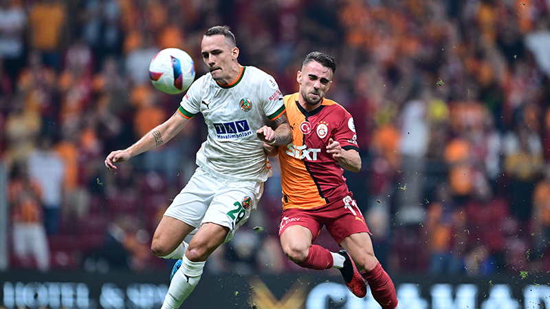 Tolga Ersarı - Milliyet: Galatasaray, Kasımpaşa ve Rigas Skola travmalarından sonra ihtiyacı olan bir galibiyete ve üç puana ulaştı. Sarı- kırmızılılar, tüm bu travmalara ve eleştirilere rağmen milli araya lider girmeyi başardılar. Bu da çok önemli bir refleks. Elbette milli takımlara giden çok oyuncusu var sarı- kırmızılıların. O nedenle bu oyuncular çok fazla dinlenemeyecekler. Ama her şeyden öte mental olarak bir araya çok ihtiyacı vardı Galatasaray’ın. Bu aradan nasıl döneceklerini hep birlikte göreceğiz.