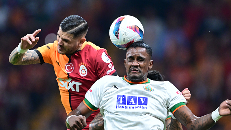 Ebru Kılıçoğlu - Cumhuriyet: Alanyaspor ikinci yarı daha fazla geldiği G.Saray sahasında skora ortak olmak istediğini kanıtlamaya çalışıyor. Uzatma dakikalarında kurdukları baskı G.Saray’ı strese soksa da başta Sanchez olmak üzere savunmanın konsantrasyonu geçit vermiyor. Yorgun ama muzaffer G.Saray 3 puanı alıyor.