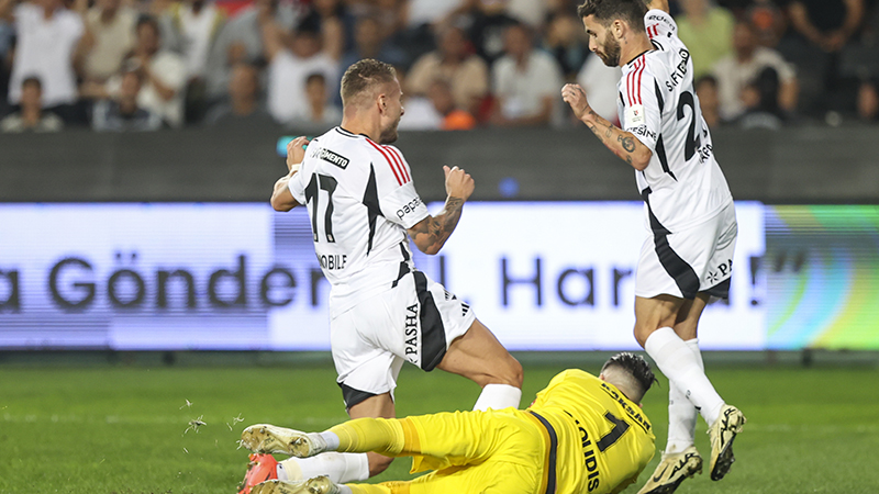Murat Özbostan - Sabah: Beşiktaş lige müthiş girdi ama aşağı doğru yol almaya başladı.. Kadro yetersiz.. Yapılan değişiklikler işe yaramıyor.. Kulübede iyi adamlar var ama Van Bronckhorst yüzlerine bakmıyor.. Şimdi taraftar da "Hocam biz bu futbolu izlemek için stada gelmeyiz zaten" dese ne olacak!