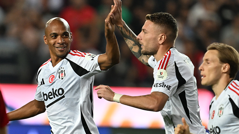 Güntekin Onay - Hürriyet: Dün Beşiktaş, rahat kazanacağı bir maçı Giovanni Van Bronckhorst’un yanlış kararlarıyla berabere bitirdi. Aynı Trabzonspor deplasmanında olduğu gibi. Trabzon’da bitime 15 dakika kala Ciro İmmobile’yi çıkartıp Mustafa Hekimoğlu’nu oyuna sokmuştu
