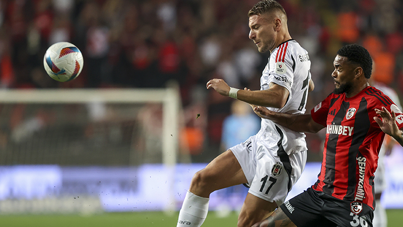 Sinan Vardar - Fotomaç: Bence Beşiktaş bu maçla derin bir yara aldı. Beşiktaş'ta son oynadığı iki Avrupa maçının yorgunluğumu vardı anlamadım ama bu sezonun en silik futbolunu ortaya koydular. Umarım milli arayı iyi değerlendirip iyice dinlenir Konya maçıyla beraber özlediğimiz performansına kavuşur. Çünkü bir maç sonra Galatasaray derbisi