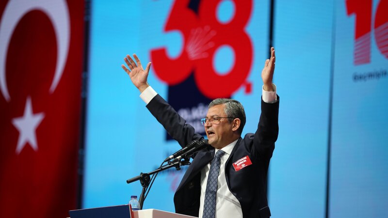 Anket sonucuna göre, son seçimlerde birinci parti olarak AKP ile arayı açan CHP yüzde 22,8 çıktı. 