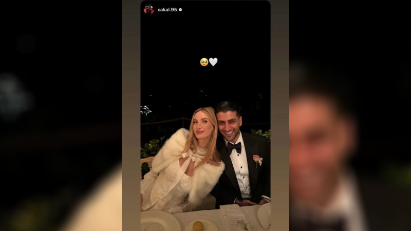 ÇAKAL'DAN PAYLAŞIM Reynmen'in yakın dostu Emirhan Çakal, gelin ve damadın mutluluğunu bu kare ile gözler önüne serdi.