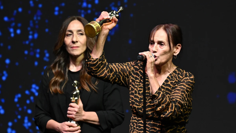 NUR SÜRER ÖDÜLÜNÜ YILMAZ GÜNEY'E ATFETTİ En İyi Kadın Oyuncu Ödülü'nün sahipleri "Ayşe" filmindeki rolüyle Binnur Kaya ile "Mukadderat" filmindeki rolüyle Nur Sürer oldu. Nur Sürer, İstanbul Sözleşmesi'ne vurgu yaparak, ödülünü Yılmaz Güney için aldığını söyledi.