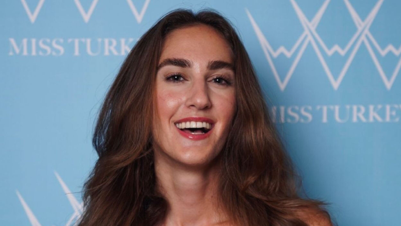 Koç Üniversitesi Tıp Fakültesi'nden yeni mezun olan ve Miss Turkey 2024 Güzellik Yarışması’nda Türkiye Güzeli seçilen İdil Bilgen, Sağlık Bakanlığı'nın 118’inci dönem Devlet Hizmeti Yükümlülüğü (DHY) kurasında, Bingöl'ün 2 bin 304 nüfuslu Yayladere ilçesindeki Yayladere Toplum Sağlığı Merkezi’ne atandı.