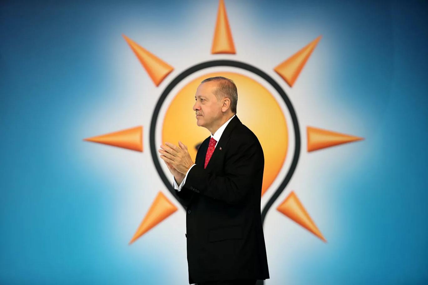 Ekonomik gelişmeler ışığında son yerel seçimlerde ciddi oy kaybı yaşayan ve elindeki belediyeleri de kaybederek seçimlerde ikinci parti konumuna düşen AKP hükümetine güvenmeyenlerin sayısı 14,3 oldu.
