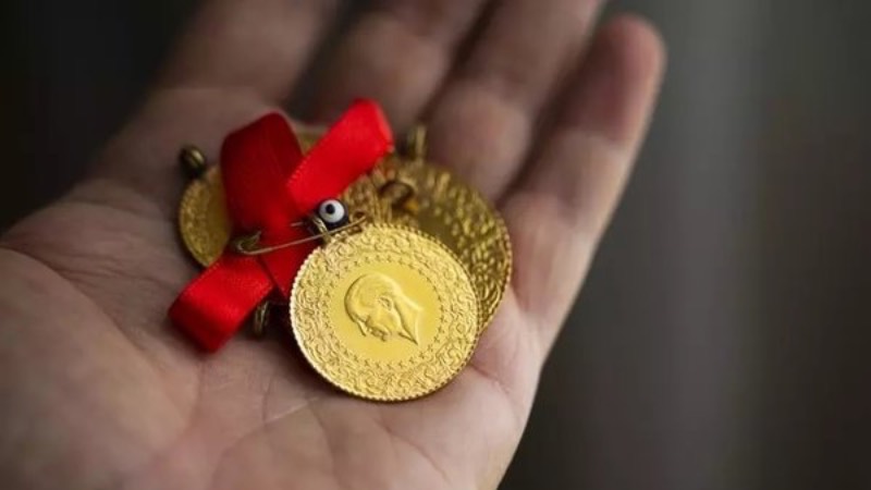 Gram altında yeni rekorlar gördük. 3135 liraya kadar yükseldi gram altın. Gram altın tarafında ons altını takip etmeye devam edin. Ons altın tarafında teknik olarak düşüşleri beklediğim için haliyle gram altın tarafına da yansıyacak. Bu seviyeden kesinlikle gram altın almazdım.