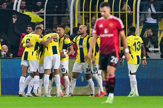 -Uğur Meleke: "Samsun’daki kötü görüntüden sadece 96 saat sonra, Kadıköy’de Manchester’a karşı farklı bir Fenerbahçe vardı sahada. United’ın işleri her ne kadar Premier Lig’de çok iyi gitmese de, Avrupa Ligi’ndeki 36 takımın en değerlisi onlar. Kupanın doğal favorilerden biri konumundalar haliyle. Böyle bir rakibe karşı Fenerbahçe 60 dakika boyunca sahanın hakimiydi. Temsilcimiz ilk bir saat boyunca topa sahip oldu, örerek hücum etti, özellikle Szymanski’nin de çok yakın oynadığı sol kanadı iyi kullandı. O kanatta yarattığı asimetriden bir gol çıkardı, Tadic ve Nesyri ile iki net pozisyonda da Onana’ya takıldı." [Hürriyet]