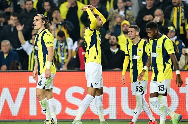 Melih Gümüşbıçak: Manchester United maçının öncesinde, maçta ve sonrasında Jose Mourinho’nun söylediklerine, kıyafetine, çıkardığı takıma ve değişikliklerine bakacak olursak çok farklı bir konsantrasyona sahip olduğunu söyleyebiliriz. Bu durum da maalesef Hocanın ligimizi ve bizi küçümsediğini düşünmemize sebep oluyor. Bakalım hafta sonunda oynanacak lig maçında Mourinho’nun, kıyafetinden çıkardığı takıma, oyun taktiğinden değişikliklere kadar tavrı nasıl olacak. (T24)