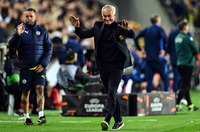 -Gürcan Bilgiç: "Maçtan önceki basın toplantısındaki sorulara Mourinho'dan gelen hafif "kibirli" cevaplar, aslında hangi takımı çalıştırdığının farkına varması için gerekçe oldu. Kadıköy'de, uzun zamandır taraftarın beklediği 'kazanmak için oynayan' Fenerbahçe'yi seyrettik. Vücut dili çok önemli. Yenik duruma düştüklerinde bile sahada vazgeçen tek kişi yoktu. Bu ruh hali tribünleri peşlerinden getirdi. Müthiş bir baskı kurdular. Manchester kalecisi Onana "kedi yutmuş" gibi oynamaya başladı. En-Nesyri her dakika geçişinde takımın yeniden santrafor haline geldi." [Sabah]