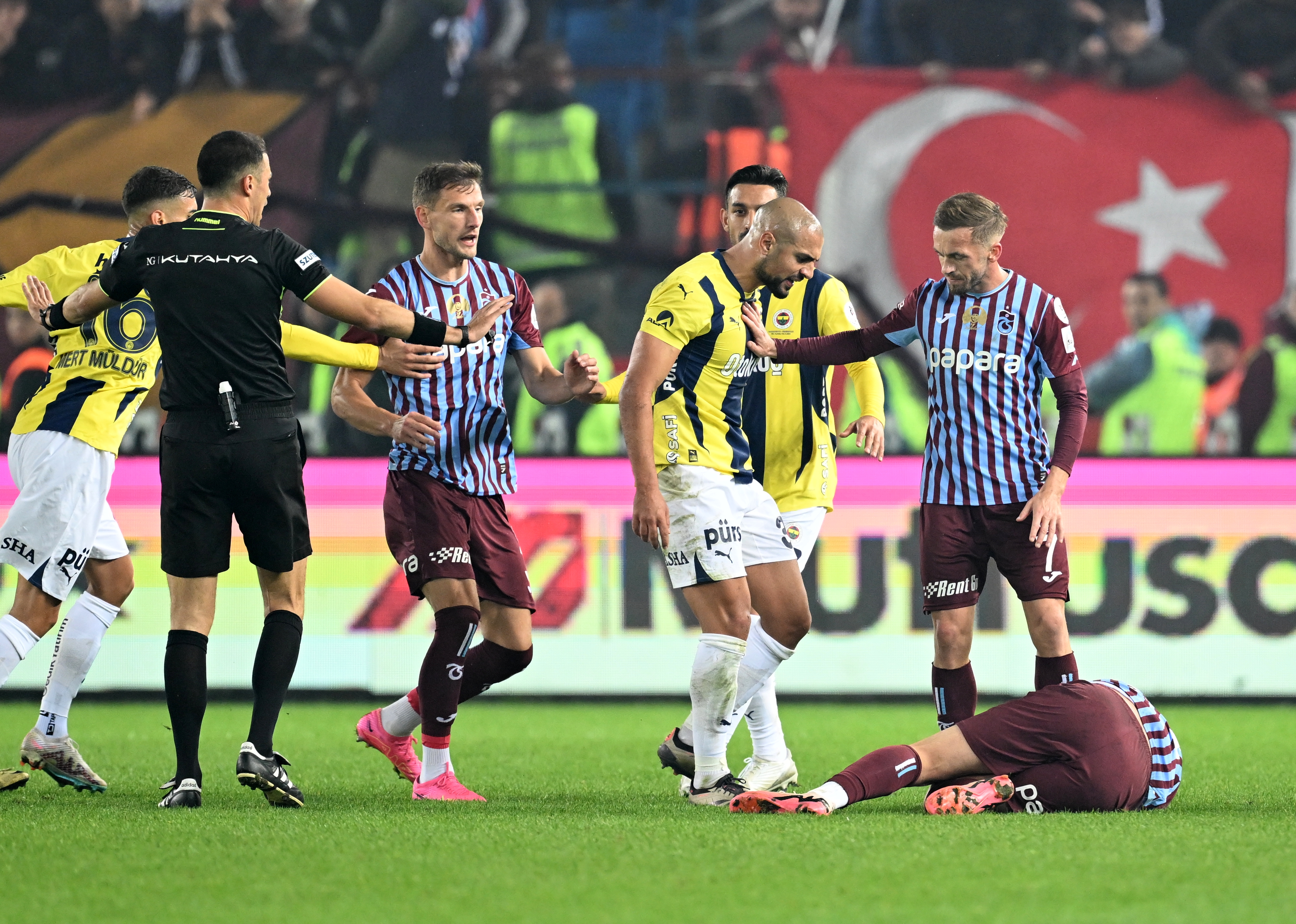 52. dakikada Trabzonspor'un penaltı kazandığı pozisyonda VAR müdahalesi doğru mu? |  Bahattin Duran: "VAR'ın müdahalesi çok yanlış. Bu sahada da penaltı değil. Okay vurdu, Djiku gelip alttan vurmadı. Okay'ın ayağı aşağı inerken süper slow motion da bile o darbeyi net alamıyoruz. Bu öyle bir pozisyon değil. Bu bir ihlal değil. Pozisyon kale vuruşuyla başlamalıydı. Sahada da devam, VAR müdahelesi de çok yanlış."