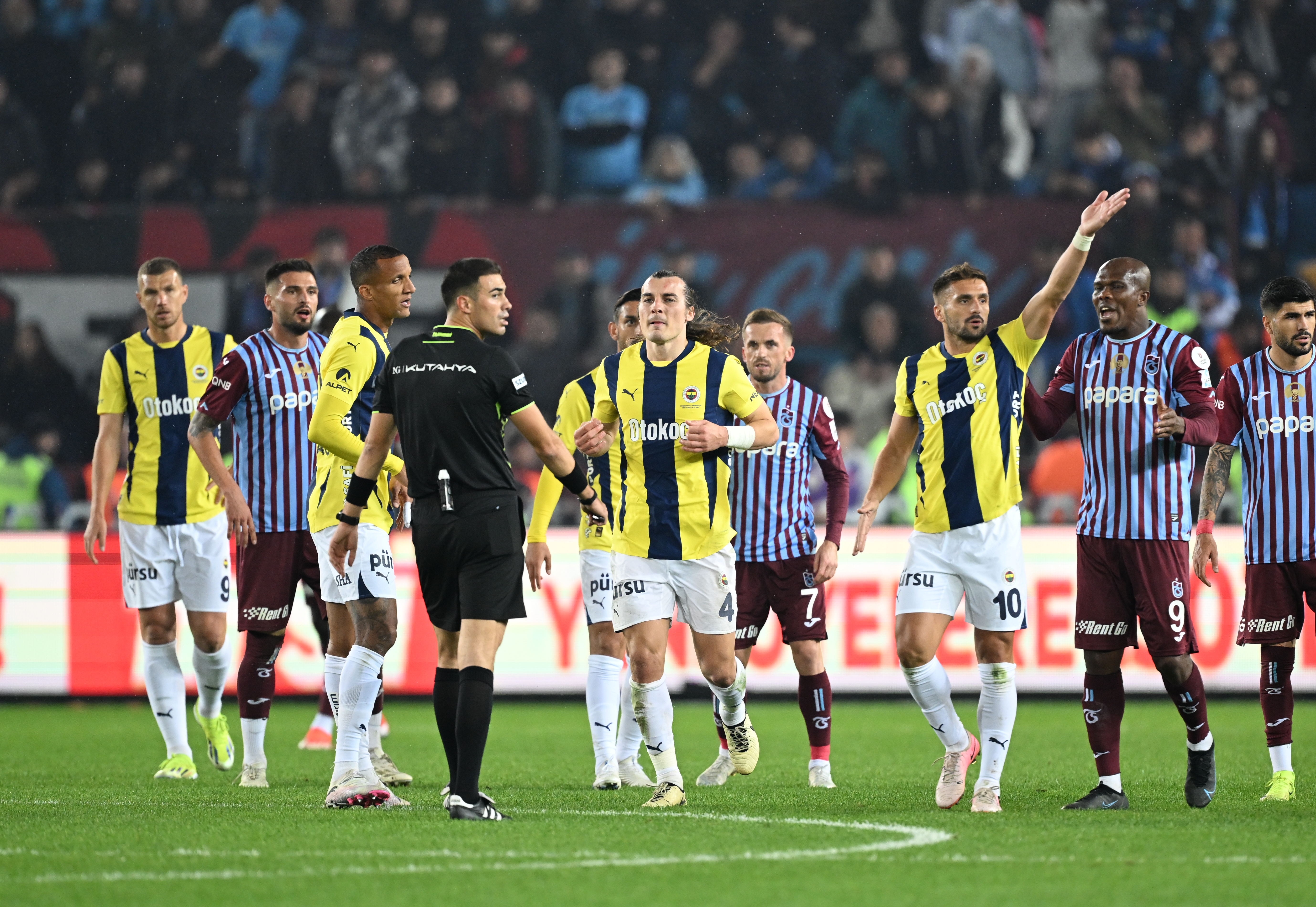 Deniz Çoban: "VAR'ın müdahalesi yanlış. VAR hatalı bir müdahalede bulundu. Pozisyonda penaltı da yok. Hakem buna penaltı verse, VAR karışıp penaltıyı iptal ettirir miydi? O kadar penaltıdan uzak."