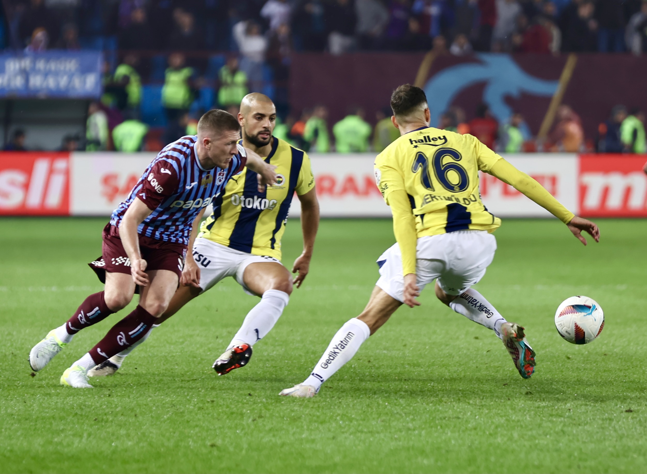 (Trabzonspor'un kazandığı ikinci penaltı) Banza - Çağlar mücadelesinde VAR müdahalesi doğru mu? | Bahattin Duran: "Bu pozisyon sahada penaltı. Çünkü, Çağlar pozisyonunu kaybediyor, topla oynayamıyor. Trabzonsporlu Banza topu hakimiyetine alıp öne geçiyor. Çağlar'ın hareketi kesin penaltı. Bizim ülkemizde bir VAR çıtasından bahsediyoruz. VAR çıtasına göre ülkemizdeki, müdahale doğru. UEFA standartlarında fazla müdahale edilmez. Bizim futbol iklimimizde VAR müdahalesi doğru. Çağlar'ın gecikmiş müdahalesi penaltı."