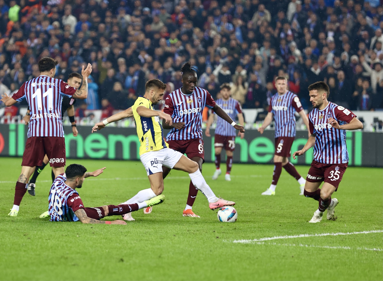 Spor yazarları, Fenerbahçe'nin son dakikalarda bulduğu golle 3-2 kazandığı Trabzonspor maçını değerlendirdi. Yazarların görüşleri şu şekilde: