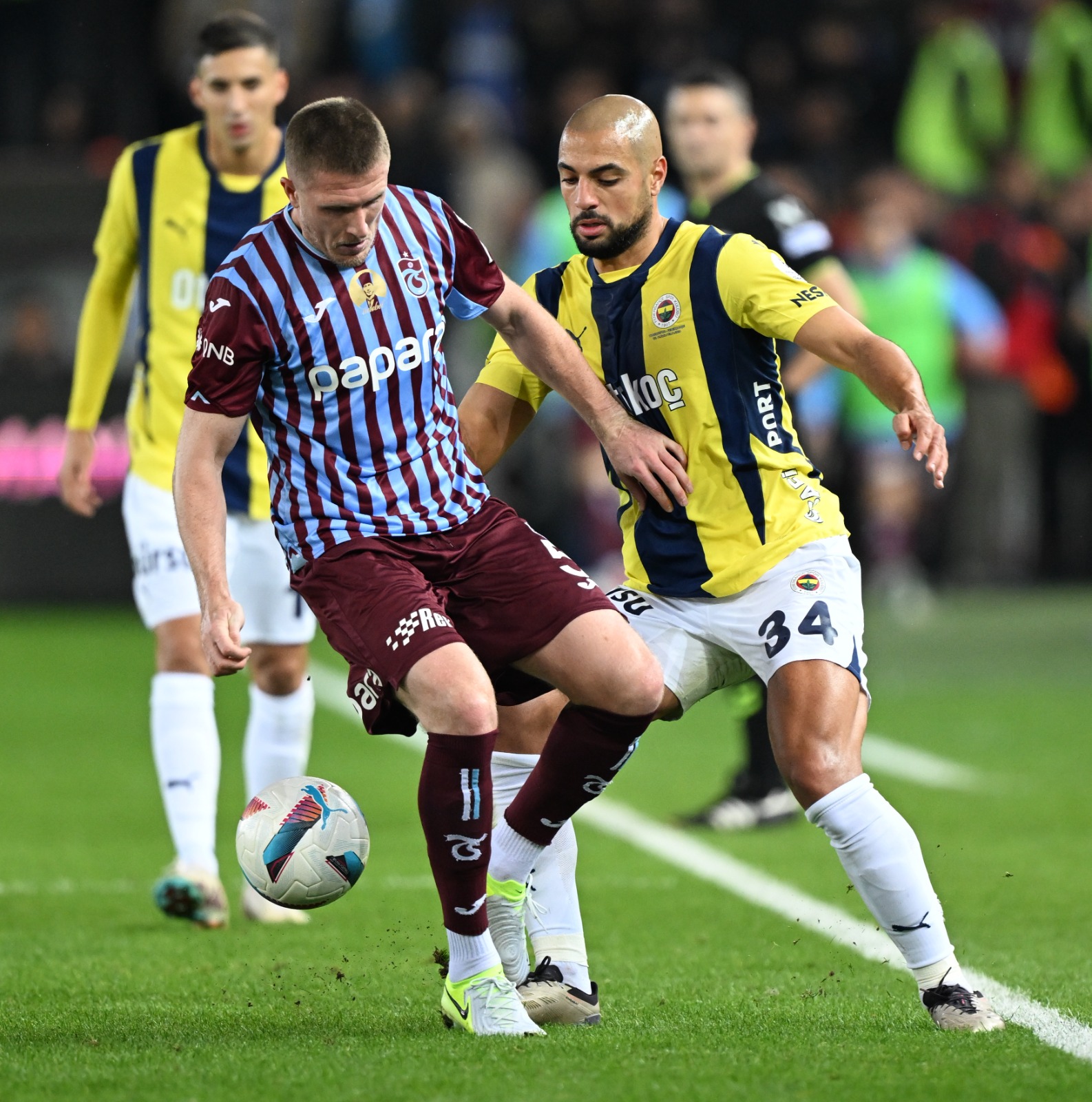  Gürcan Bilgiç: İlk 20'de Trabzonspor "gerçekten" fırtınaydı. 5. dakika bittiğinde 3 gol kaçırmışlardı. Baskının eğip-büktüğü F.Bahçe karşısında, tribünlerine bir an bile oturma izni vermedi. Bir golleri "şaşırtıcı" faul kararıyla "güme" gitti. Sonrasında oyun F.Bahçe'nin eline geçti. Kritik noktada öne geçtiler. Sonrasında maç, VAR ile F.Bahçe'nin arasında, 26 yaşında böyle bir maçın sorumluluğu verilen Oğuzhan Çakır'ın hükümlerine saklanarak oynanmaya başladı. Olmayan penaltıdan beraberlik geldi, iki dakika sonra yine penaltı ve suyun akışı değişti. Tabela beraberken Mourinho, çift santrfora geçti. "Verimsizleri" kenara alıp, ön tarafa "nefes" verd.i Tadic'in "resitali", Dzeko'nun aklı, En-Nesyri'nin enerjisiyle önce beraberlik geldi, galibiyet golü "geliyorum" dedi. Arda Kardeşler'in ardından, Banza'nın topu elle uzaklaştırmasını "görmeyip", dokunmadan penaltı "icat eden" Atilla Karaoğlan da "yapının" tozlu raflarına gider gibi. Hakem kararlarına rağmen ellerinden geleni yapan iki takım oyuncularına da helal olsun. Ne maç oldu ama…(Sabah)