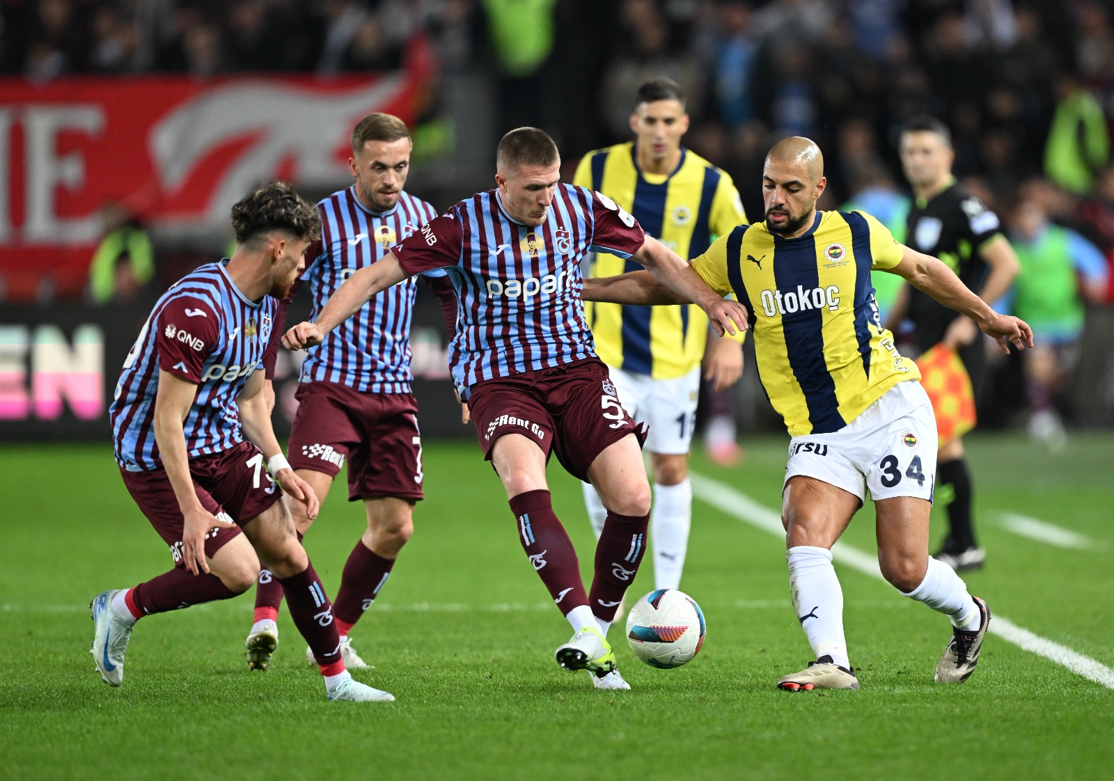 Melih Gümüşbıçak: Her iki takımın oyuncularını da tebrik etmek gerekiyor, kazanma arzuları, konsantrasyonları ve mücadeleleri izleyenlere keyifli anlar yaşattı. Toplamda 108 dakika oynanan maçta topun oyunda kalma süresi 40 dakika olmasına rağmen 5 gollü, bol pozisyonlu bir karşılaşma izledik. Ama maalesef haftalardır olduğu gibi kazanan da kaybeden de maç sonunda hakemlerden şikayetçiydi. Doğrusunu söylemek gerekirse gerek sahadakiler olsun gerekse Riva’da VAR odasındakiler olsun verdikleri ve vermedikleri ile bütün bunlara fazlasıyla malzeme vermeye devam ediyorlar. Mourinho’ya gelince, oyuna müdahaleleri ve maç sonu söyledikleriyle bu sezon belki de ilk kez sazı bu kadar eline almış oldu. (T24)