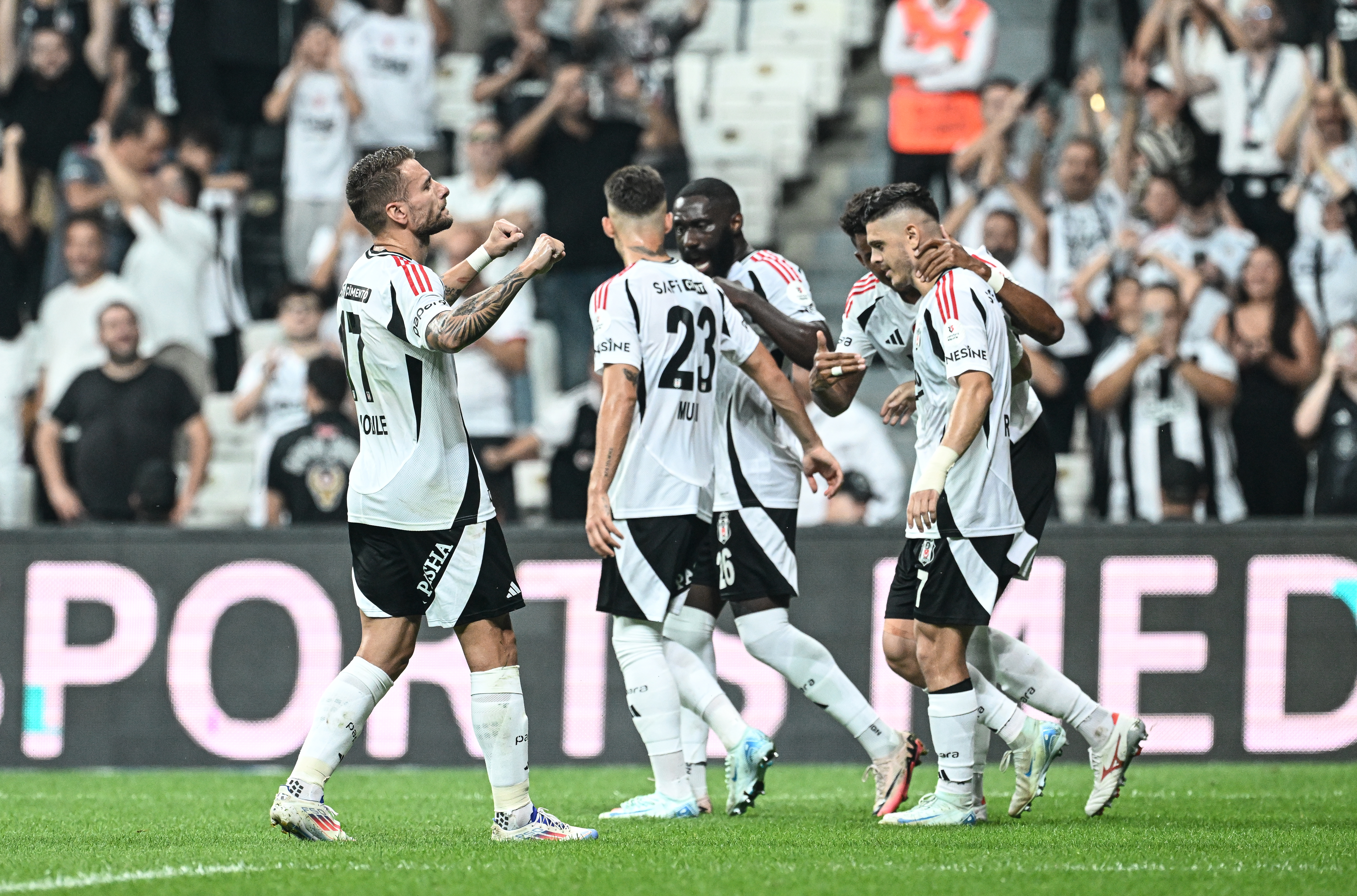 UEFA Avrupa Ligi'nde Maccabi Tel Aviv ile karşılaşacak Beşiktaş'a kötü haber geldi. Maçın İstanbul'da oynanması için girişimde bulunan Beşiktaş'ın hamlelerine karşılık mücadele İstanbul dışında başka bir şehirde oynanacak.  Maçın oynanacağı ülke ve stadyum, hafta sonuna kadar belli olacak. İşte tepki gösterilen paylaşımlar: