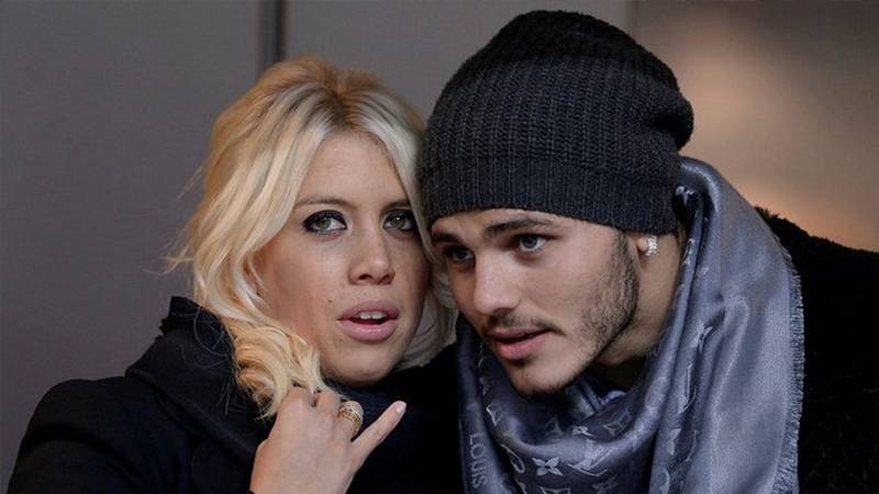 Mauro Icardi, ülkesi Arjantin'de yaşayan Wanda Nara'nın yeni erkek arkadaşıyla yaptığı paylaşımlar üzerine dün alyansı attığı bir fotoğraf paylaşmıştı.