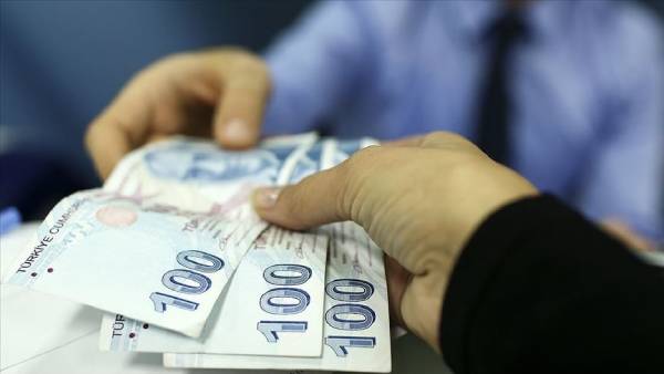 Konuyla ilgili olarak değerlendirmelerde bulunan Çalışma ve Sosyal Güvenlik Bakanı Vedat Işıkhan enflasyonun asgari ücret belirlemedeki en önemli kriter olduğuna dikkat çekti ve "Yaşam standartlarını yükselteceğiz" dedi.