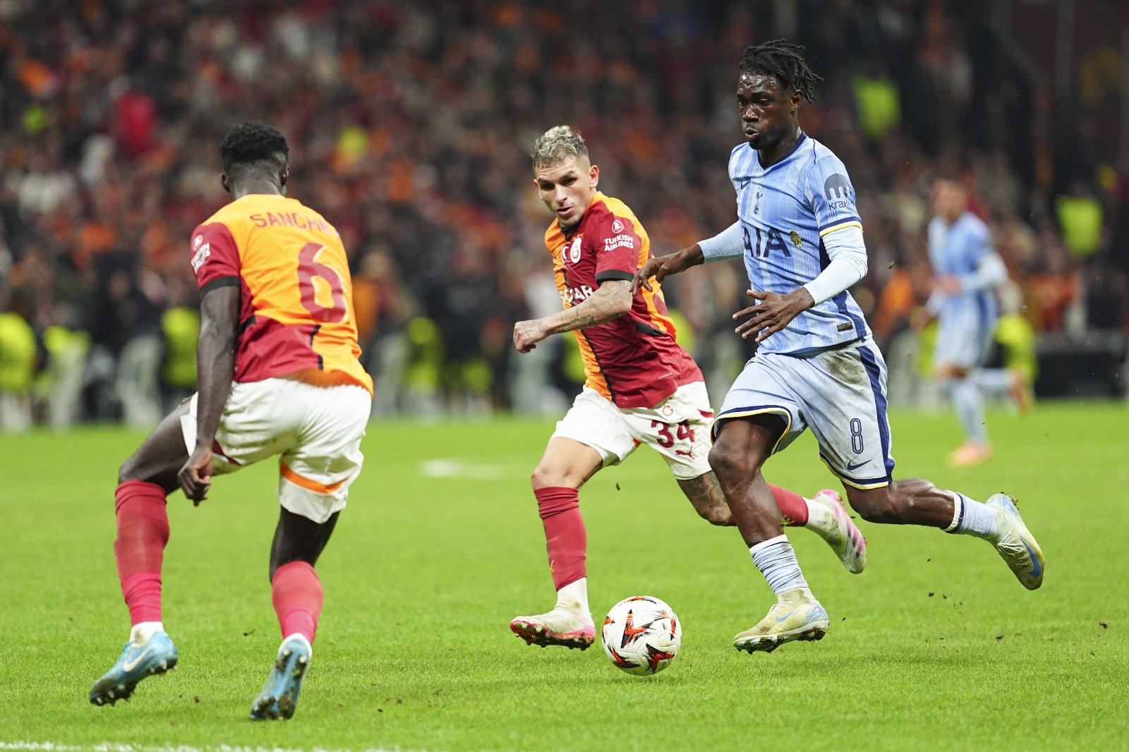 Cem Dizdar: Orta dörtlü, Barış Alper Yılmaz, Lucas Torreira, Gabriel Sara ile Yunus Akgün hem Mertens’in ardında kalan alanı parselleyip savundu hem de yüksek tempoda hücum bölgesine geçip Tottenham’ı iyice afallatı. Okan Buruk’un tempolu tarzına sık sık orta saha savunmasının içine giren Mauro Icardi de ayak uydurabilseydi sanırım bugün bambaşka şeyler konuşulacaktı İngiltere’de... Hakem tartışmasından kafasını kaldıramayan yurdumuzda Galatasaray’ın sahada yapmaya çalıştıkları ve yaptıkları fevkalade önemli. Oynadıkları oyun, üstelik Tottenham gibi bir takıma karşı oynadıkları oyun yersiz tartışma ve münakaşalar bir kenara konulduğunda hayli ilham verici. Beri yandan Osimhen’in hücumdaki bu agresif ve estetik tarzını takibe almış Avrupa kulüplerinin iştahını kabartacak pek çok futbolcu da vardı Galatasaray’da. Bakalım devre arası transfer döneminde neler, neler olacak (Fanatik)