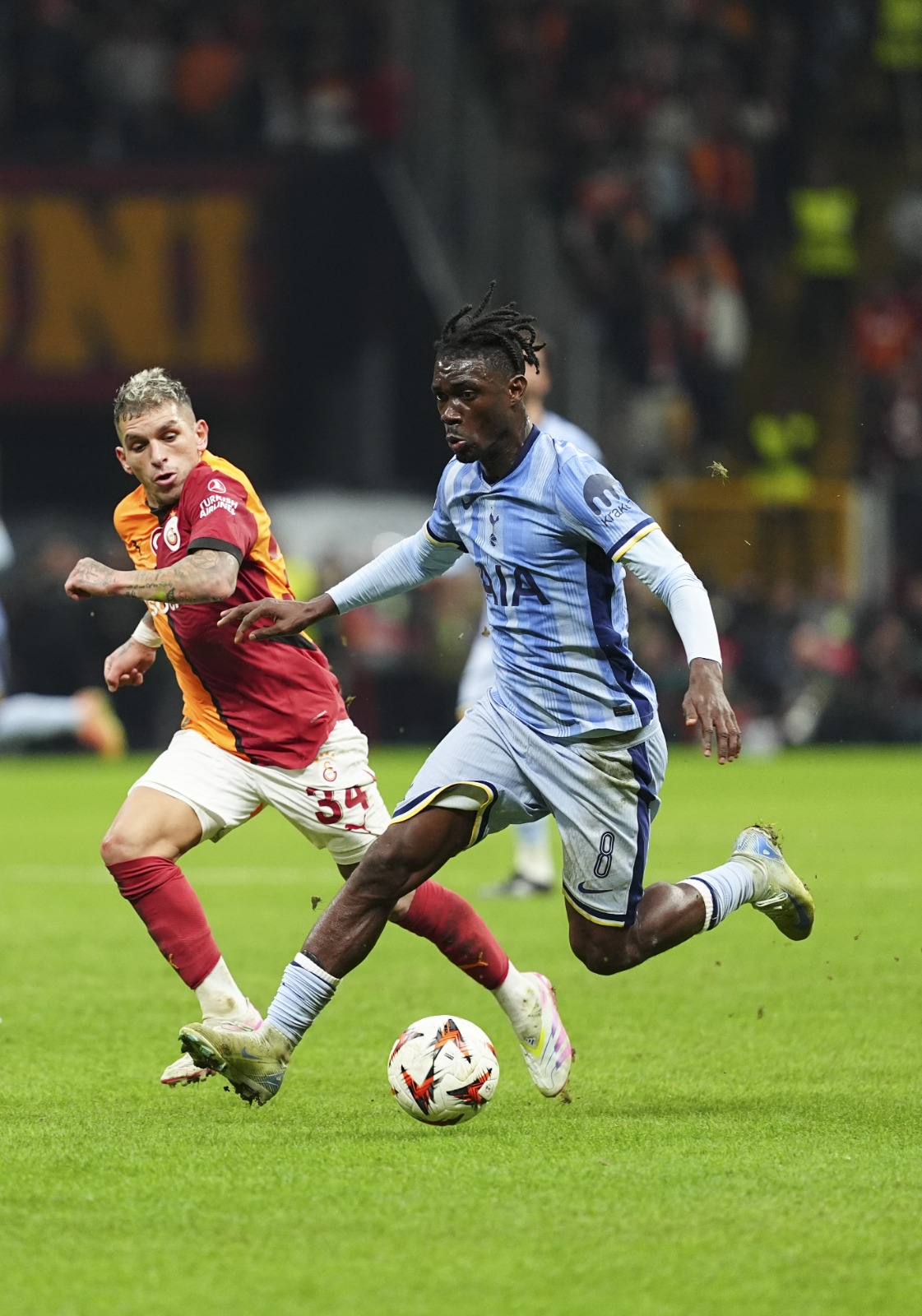 Bülent Timurlenk: Geçen sezonki Bayern Münih maçından sonra Galatasaray'ın en iyi oyunu ve hatta tabeladan bağımsız belki de Galatasaray tarihinin en iyi performanslarından biri. 46-65 arası Galatasaray, Tottenham'a tarihinin en büyük hezimetlerinden birini yaşatabilirdi. Kaçırmaya doymadılar. İngilizler, ikinci yarının ikinci hücumda bir gol daha buldular ve böylesine görkemli bir oyunun son çeyreği yine tedirginlikle ve İcardi'nin sakatlığının hüznüyle geçti. Fark ikiyi bulmuşken ikinci yarının ortalarında Buruk, İcardi'yi oyundan alabilirdi. Bu konudaki inadı sürüyor. Böylesi görkemli bir oyunun karşılığı bu tabela değil, çok daha farklı olmalıydı… Elbette İcardi'nin sakatlığı sezonun kalanı için hem ünlem hem soru işareti. (Sabah)