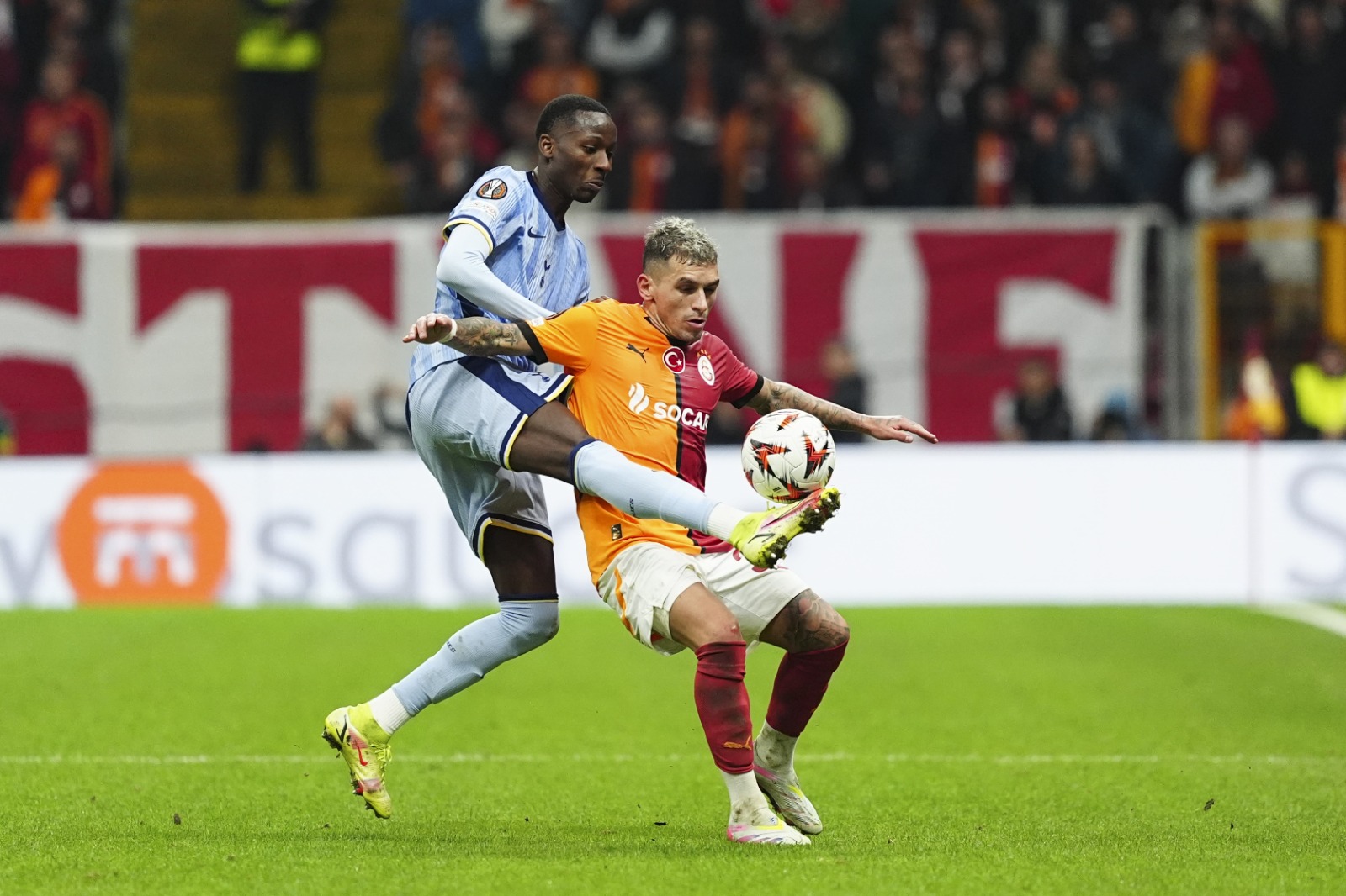 Ömer Üründül: Galatasaray'ın 60 dakikalık futbol resitali Yunus'un erken attığı mükemmel golle başladı. Sonrasında sürekli önde baskı ve bitmeyen bir pozisyon zenginliği, ikinci devrenin 15. dakikasına kadar sürdü. Atılan 3 golün, iki misli de kaçtı. Örneğin Osimhen, çok rahat 5 golle bu maçtan çıkabilirdi. Torreira ve Sara'nın müthiş presleri… Yorulana kadar Mertens'in aklı ve presi… Sanchez yine defansın temel direğiydi. Osimhen de çok önemli bir santrfor olduğunu bir kez daha gösterdi. (Sabah)
