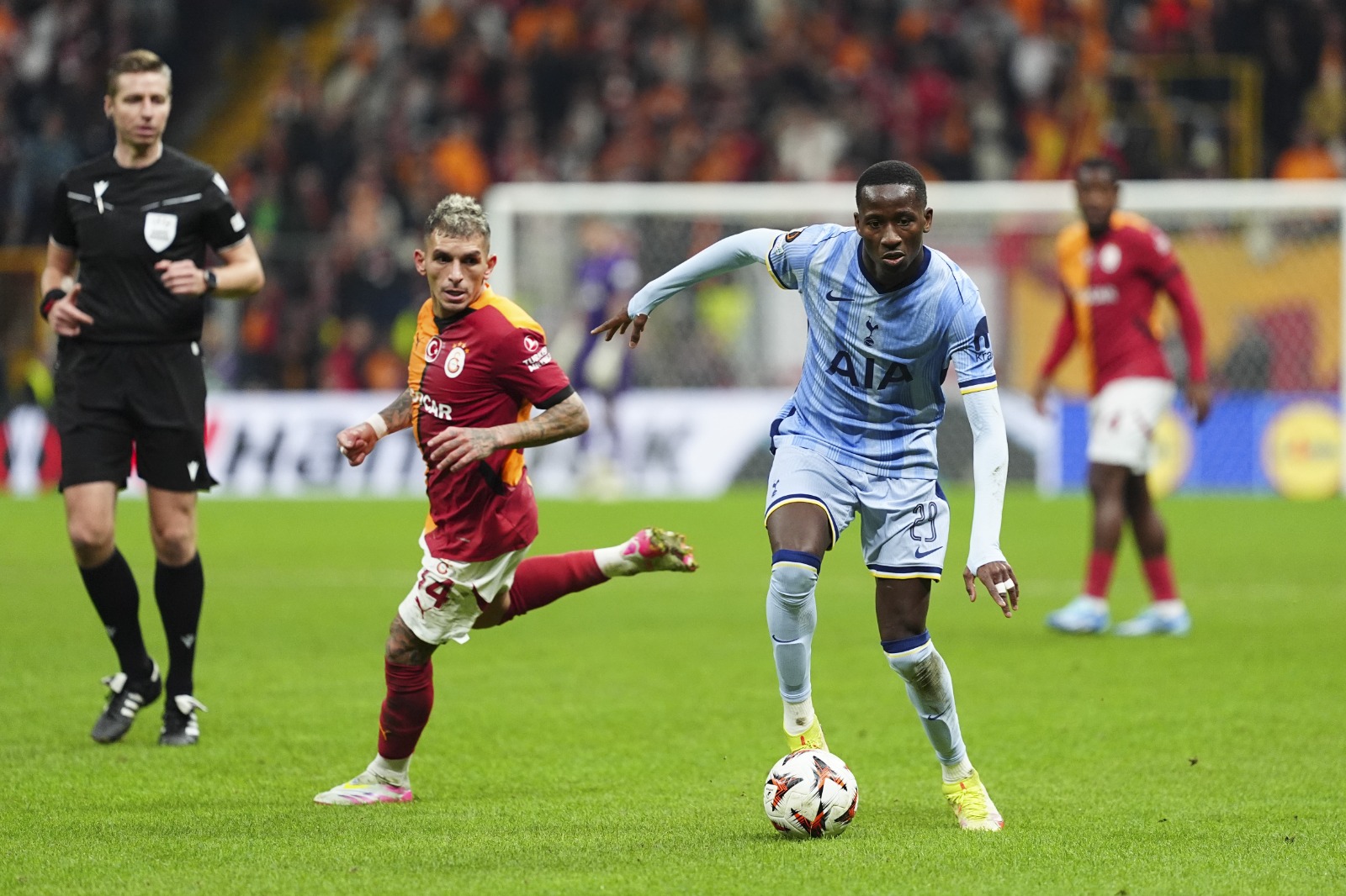 Levent Tüzemen: Şu anda Napoli'nin başındaki Antonio Conte, Juventus'ta hocayken Mancini'nin yönettiği G.Saray'a elenmişti. O gün Conte şöyle dedi: "Drogba'nın asist yaptığı, Sneijder'in gol attığı bir takım, büyük bir takımdır!" Tottenham'a karşı İcardi'nin top çalıp, Mertens'in asist yapıp, Osimhen'in gol attığı G.Saray, Conte'nin dediği gibi büyük bir takım olduğunu kanıtladı. İşte bu G.Saray'ın gerçek yapısı! Çünkü G.Saray'ın genetiğinde Avrupalı takımları yenmek var. Avrupa'da başarılı olmak var. 65 dakika G.Saray, İngiltere'nin en formda takımı Tottenham'a resmen futbol eziyeti yaptı. UEFA'nın şampiyonluk adayları arasında ilk sırada gösterdiği, Mourinho'nun final oynar dediği Tottenham'ı G.Saray dağıttı. Eğer iki gole imza atan Osimhen ile İcardi, yakaladıkları fırsatları kaleci ile karşı karşıya kaldıklarında gol yapsalardı G.Saray, tarihinin en farklı Avrupa galibiyetini alırdı. 65 dakika topa hakim olan, sahayı Tottenham'a dar eden, kanatlardan etkili ataklar yapan G.Saraylı oyunculardı. (Sabah)