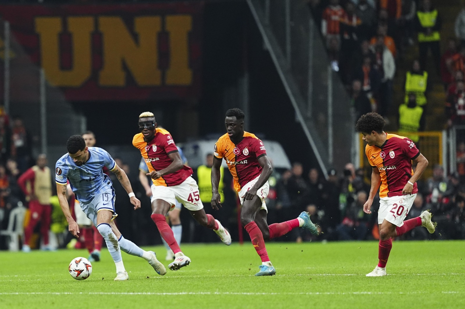 Geçen yıl Şampiyonlar Ligi’nde iç sahada Galatasaray, Bayern ve Manchester’a karşı çok cesur oynamış, futboluyla bizi gururlandırmıştı. Dün o cesur ruh sahadaydı tekrar. Tottenham’a karşı bayıltan bir hücum pres uyguladı Galatasaray. Esas etkileyici olansa bu presin birinci dakikada da, 1-0’da da, 2-1’de de, ikinci yarıya 3-1 galip başlandığında da devam etmesi. Dün birinci dakikadan doksana kadar sahada büyük takım davranışı gösteren tek bir ekip vardı. O da Galatasaray’dı. Galatasaray'ın şahane bir takım performansı ortaya koyduğu akşamda bir özel parantezi Mertens hak ediyor. Belçikalı Benjamin Button dün iki gol attırdı ama arkadaşları daha becerikli olsa asist rekoru kırabilirdi. 32 ve 39’da iki gol attırdı, 46’da Icardi, 49’da Yunus, 52’de Osimhen, 63’te de Barış’a iyi servisler yaptı Mertens. Dün Galatasaray’ın orkestra şefi gibiydi yaşsız Belçikalı. (Hürriyet)