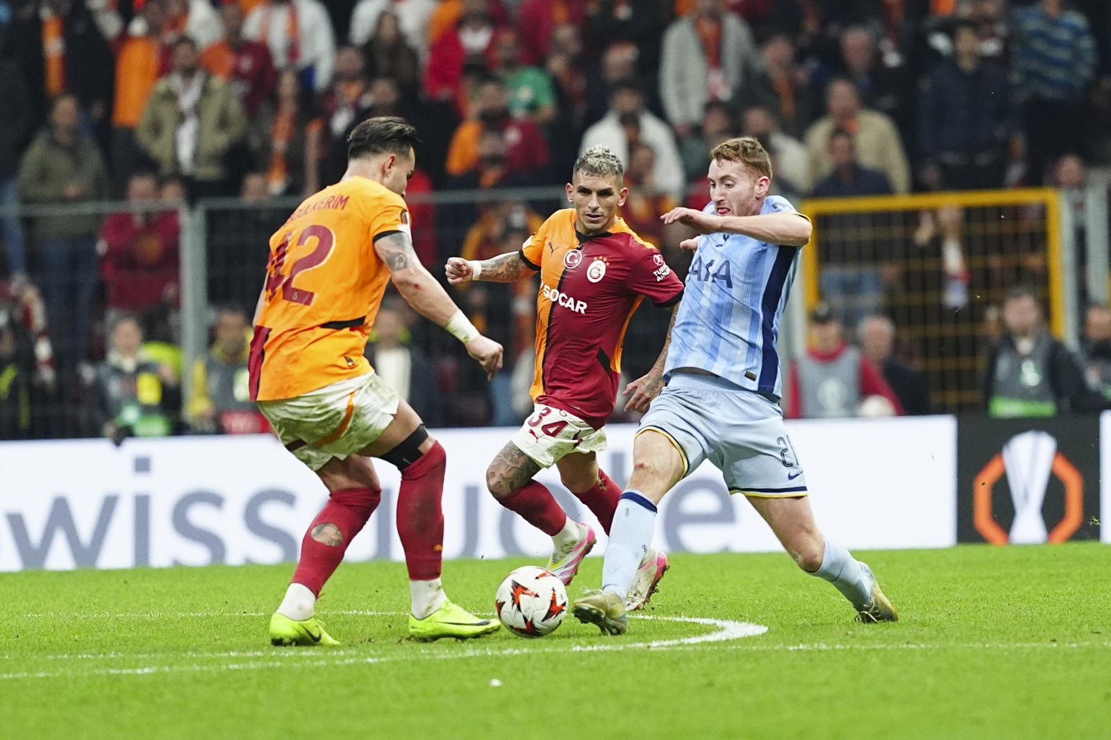 Spor yazarları, Galatasaray'ın UEFA Avrupa Ligi'nde Tottenham'ı 3-2 yendiği mücadeleyi yorumladı. Yazarların değerlendirmeleri şu şekilde: