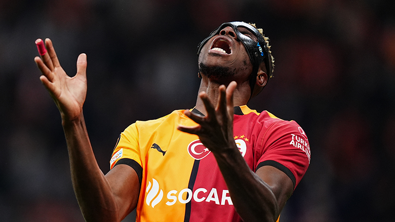Osimhen’in sarı-kırmızılıların teklifine “Evet” demesi ve bu konuda Napoli’yi bilgilendirmesi, İtalyan kulübüne de asla geri dönmeyeceğini iletmesi Galatasaray heyetinin elini güçlendiren bir detay olarak öne çıktı.