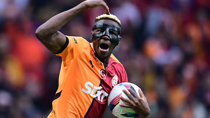 İtalyan kulübünde transfer görüşmelerinin zamana yayılması düşüncesi ağır basıyor. Galatasaray Yönetimi ise ocak ayında işi bitirmeye kararlı. Özellikle Başkan Dursun Özbek, birçok büyük Türk şirketiyle sponsorluk görüşmelerini sürdürüyor. Eğer Napoli, Galatasaray’ın teklifini kabul ederse, toplamda 66-75 milyon Euro arasında bitmesi planlanan Victor Osimhen operasyonu, Türk futbol tarihinin en pahalı transferi olarak kayıtlara geçecek. (Kaynak: Fanatik)