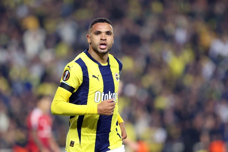 Fenerbahçe’nin sezon başında İspanyol ekibi Sevilla’dan forvet oyuncusu En- Nesyri’yi rekor bedelle 19.5 milyon euro bonservis bedeli ödeyerek kadrosuna katıp, futbolcuyla 5 yıllık sözleşme imzalamıştı.