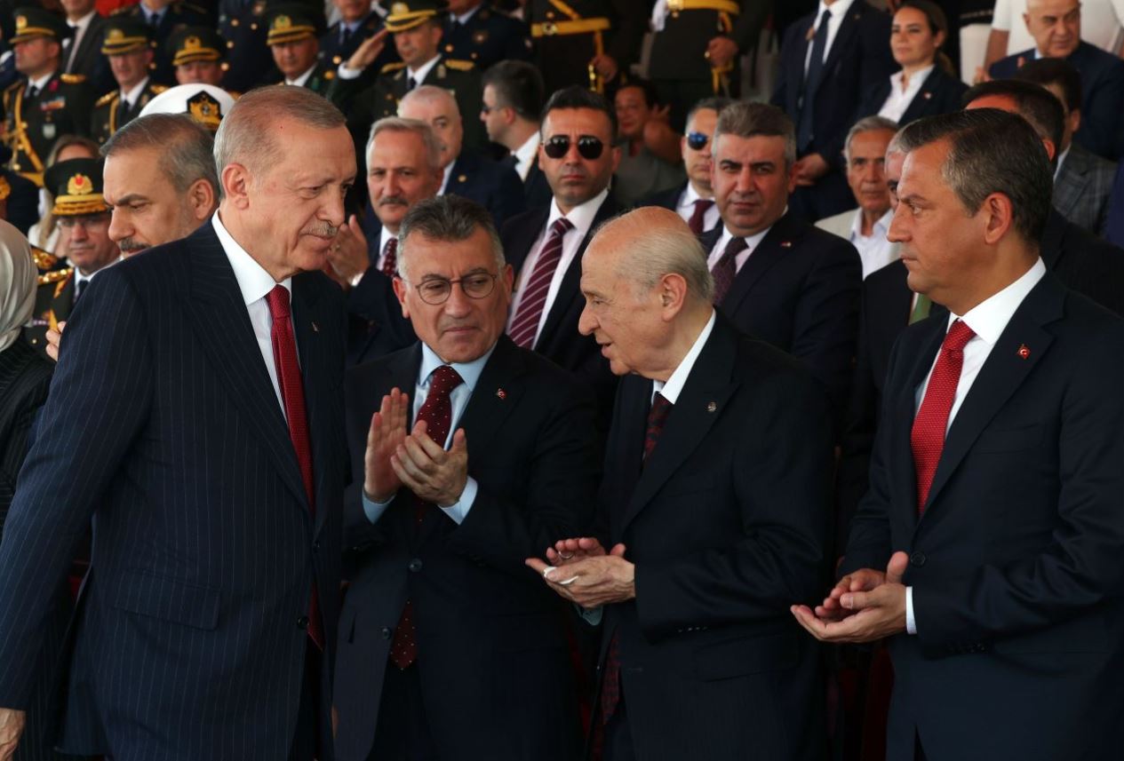 10-15 Kasım tarihleri arasında 26 ilde 3 bin 680 katılımcıyla gerçekleştirilen ankette, “Bu pazar genel seçim olsa oy vermeyi düşündüğünüz parti hangisidir?” sorusu yöneltildi. 