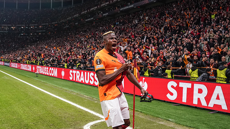 Dursun Özbek başkanlığındaki Galatasaray yönetimi de Osimhen'in bonservisini almak için sponsor görüşmelerine hız verdi.