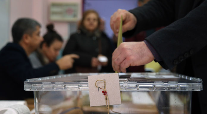 Araştırma kapsamında 2 bin 012 kişiyle görüşüldü. Işık Üniversitesi öğretim üyesi Prof. Seda Demiralp’in katkı verdiği araştırmada seçmenin siyasetten soğumasının temel nedenlerini ortaya çıkardı. 