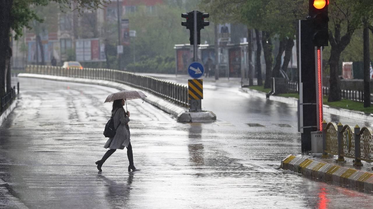 Dün ülke genelinde yaşanan kar, fırtına ve şiddetli rüzgâr hayatı felç etti. Meteoroloji, 25 Kasım için de 24 il için “sarı” ve “turuncu kod ile alarm verdi. 