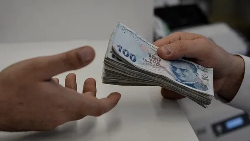 Hükümet, ekonomik zorluklar içindeki vatandaşların yanında yer alarak, ödeme gücü olmayan yaklaşık 400 bin kişinin Genel Sağlık Sigortası (GSS) borcunu silme kararı aldı. Toplamda 250 milyon TL'yi aşan borç miktarı, hükümetin yeni düzenlemesi ile temizlenecek. Ayrıca, son 10 yıla ait biriken GSS borçları da Cumhurbaşkanlığı Kararnamesi ile ertelenecek