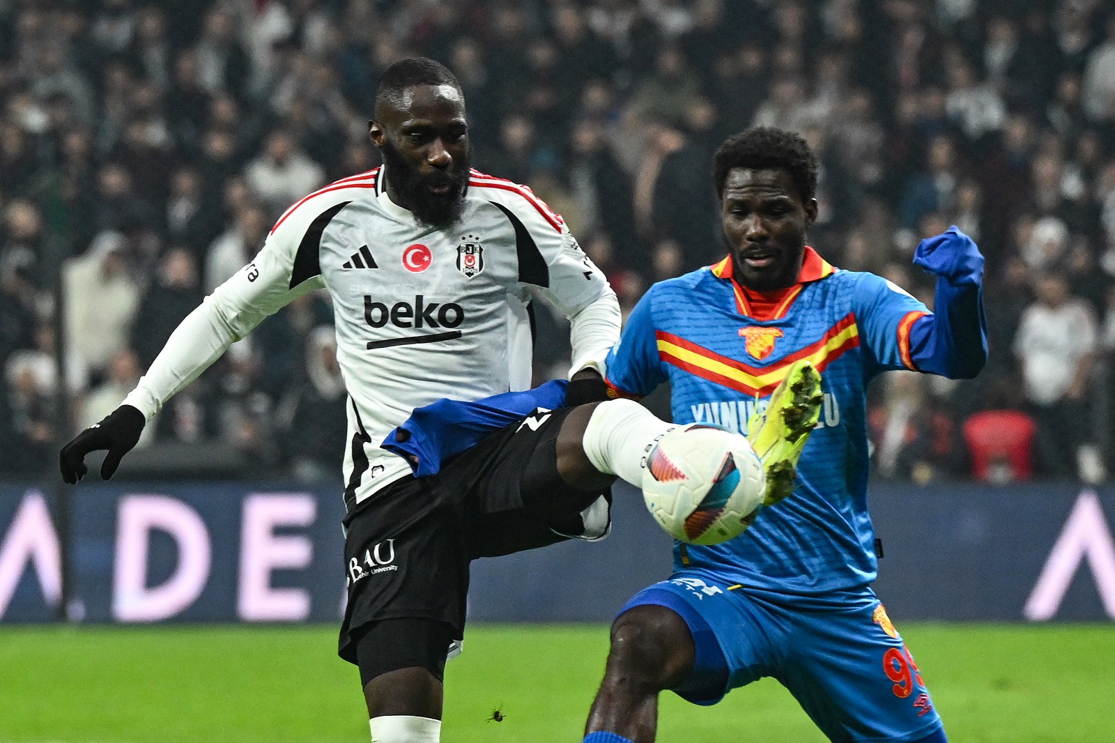 Cem Dizdar: Beşiktaş’ın bu oyunsuzluğunun en önemli nedeni yazıldığı gibi teknik direktörün 10 günlük izne çıkması mıydı? Sürekli hakem yönetiminden şikayet edenlerin şimdi ihaleyi Giovann Van Bronckhorst’a kesmesi kolaycılık değil mi? Yine de faturanın ilk olarak onun önüne konması kaçınılmaz olacaktır. Ne maçın sonunda tribünlerden gelen ‘Yönetim istifa’nın ne ‘Hoca istifa’nın sonuç getirmeyeceği deneyimle sabitken olacaklar bellidir! Beşiktaş başa saracak Göztepe ise ağır ağır ama adım adım yükselerek yoluna devam edecektir. (Fanatik)