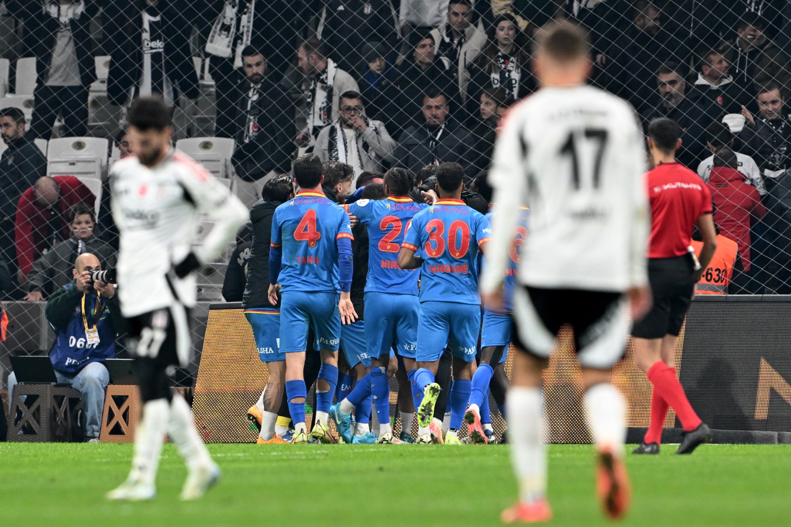 Ali Ece: Beşiktaş maçın başında sadece skor üstünlüğü kurdu, oyun üstünlüğü kuramadı. 59’da Ndour girene kadar Solet-Denis-Matsuki üçlüsü orta sahada büyük üstünlük kurdular. Sonrasında Beşiktaş oyunu dengeledi ama oyun üstünlüğünü 70’ten itibaren kurup gol pozisyonları üretebildi. Ancak o pozisyonları gole çeviremeyince bu kez Stoilov hoca Tijaniç hamlesiyle çok etkili bir kontratak oyununa döndü. Bir kez daha Masuaku’nun kademe hamlesindeki defansif yetersizliği ile birleşen Göztepe kontratağı İzmir ekibine 3. golü getirdi. Tijaniç bir kontrayı da kendi bitirdi ve maçın fişini çekti. Dün maçtan önce kendisini Beşiktaşlı olarak tanıtıp Beşiktaş’ın yenilmesini isteyenler vardı belki onlar mutludur. Göztepe’ye tebrikler, çok doğru bir yoldalar. (Fanatik)