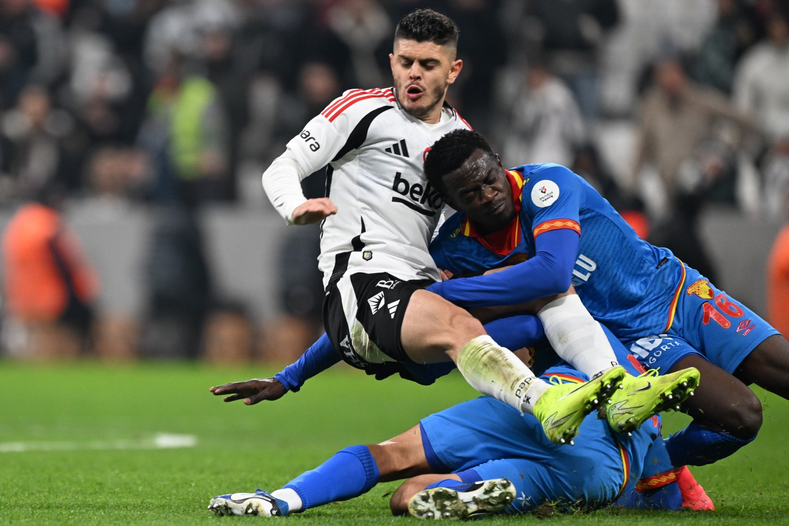 Ali Gültiken: Sahadaki Beşiktaş'ı neresinden tutarsan tut maalesef elinde kalıyor. Ne tarafından iyi şeyler görülebilir, neresinden pozitif bakılabilir buna cevap bulabilmek de çok zor. Göztepe karşısında büyük bir fırsat yakalamışsın, iki farkla öne geçmişsin. Büyük piyangoyu kazanmış gibi tüm avantajlar senin eline geçmiş ama bunların hepsini elinin tersiyle itiyorsun. Göztepe çok genç ve dinamik bir takım. Sezon başından beri yaptıkları ortada. Bu ligin en iyi ön alan baskısını yapan iki takımından da bir tanesi. Skor avantajını yakalamana rağmen rakibinin bu tarafına teslim oluyorsun. (Sabah)