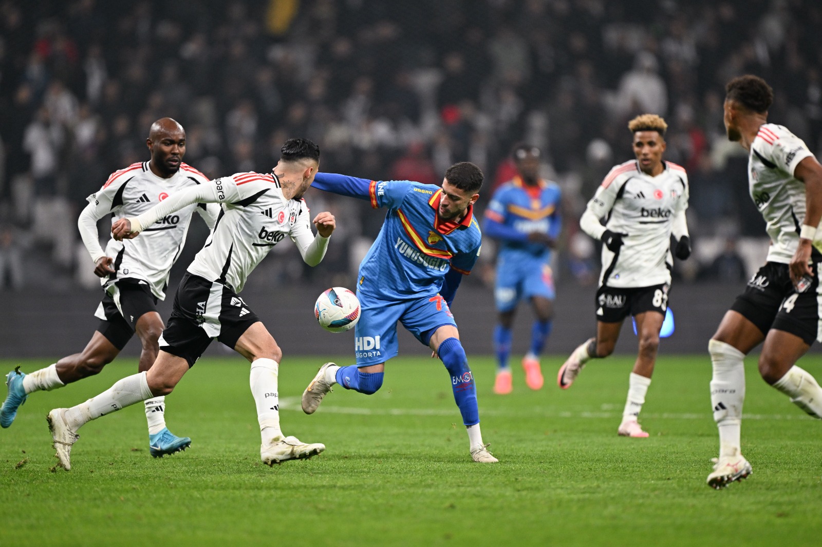 Fatih Doğan:  Milli arada takımlar eksiklerini giderir. Sakatlarını iyileştirir, komisyon eksiklerini giderip, taktiksel idmanlarla yenilenir. Beşiktaş'ta tam tersi. Ne zaman milli ara olsa Beşiktaş görülmemiş tatiller yapıyor. Rakip takımlar çalışıyor, hocaları PR yapıp ilişki geliştiriyor. Bronckhorst ve ekibi tarihte görülmemiş bir oranda ve süreyle milli araları İstanbul dışında tatilde geçiriyor. Geldiği günden bu yana bu uyarılar yapılmasına rağmen Hollandalı, tatilinden vazgeçmiyor. Göztepe daha çok isteyen, koşan ve oynayan taraftı. Silva dışında ayakta kalan oyuncu yoktu! Tatil takımı bozmuş. Bu takımın kondisyon seviyesini, bütün verileriyle açıklamaya davet ediyorum. Bir takımın 65'ten sonra bu kadar düşmesi normal değil. Beşiktaş taraftarı adeta sabır testinden geçiyor. Başkan Hasan Arat ve yönetiminden liderlik ve doğru müdahaleler bekliyor. (Sabah)