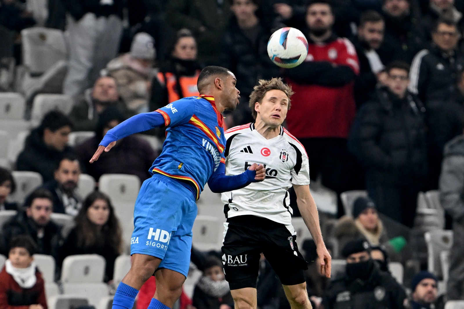 Atilla Gökçe: 10 dakika içinde 2-0 öne geçen, tehlikeli konuk karşısında Semih ve Bokele’nin (Kk) golleriyle tüm Beşiktaşlıları rahatlatan oyun, adeta eğlenceye dönüşmüştü. Ne var ki kısa sürdü bu eğlence rüzgarı... Gösteri kabusa dönüştü. Tüm taraftarlar adeta korku tüneline girdiler ve koşa koşa gittikleri maçın keyfi (!), tabir yerindeyse burunlarından geldi. Skor tabelasının peş peşe atılan gollerle konuk takım lehine (2-4) dönmesi, futbolun doğrularıyla oldu. Şans ya da talihsizlik kavramlarıyla anlatılacak bir öykü değil bu.. Beşiktaş savunmasındaki uyumsuzluklar, orta alanda üretmeyen, gayretinden sonuç alamayan oyuncuların sergilediği yetersizlikler, Semih ve sonradan oyuna katılan İmmobile ile top kaybetme, şut fukaralığı gibi saçma sapan arızalarla yaşandı kabus. Futbolcuların verimsiz ve etkisiz oyununu değiştirecek bir hamle yapamadı Bronckhorst… Dünkü maçı izlerken Hollandalı hocanın takımıyla iletişim bağlarının da koptuğunu gördüm. Oyunun akışı Göztepe’nin hızlı oyunuyla önlenemez bir hal aldı. Bir şey daha… Gedson Fernandes Rafa Silva ya da Ciro İmmobile… Hiçbiri lider olamadığını gösterdi bize… Gerçekten kaya gibi bir oyunun altında kaldı Beşiktaş.. Bu kan donduran şoktan sonra tabelaya bakmasalar daha iyi… Liderin 13 puan gerisine düşen bir takım şampiyonluk sözünü unutmuştur sanırım. Beşiktaş dünkü etkisiz oyunuyla kaya altında öyle bir travmayla ezildi ki… Sorun futbol formülleriyle çözülemez. Arat yönetimi duruma el koymalı. Gecikmeden.   (Milliyet)