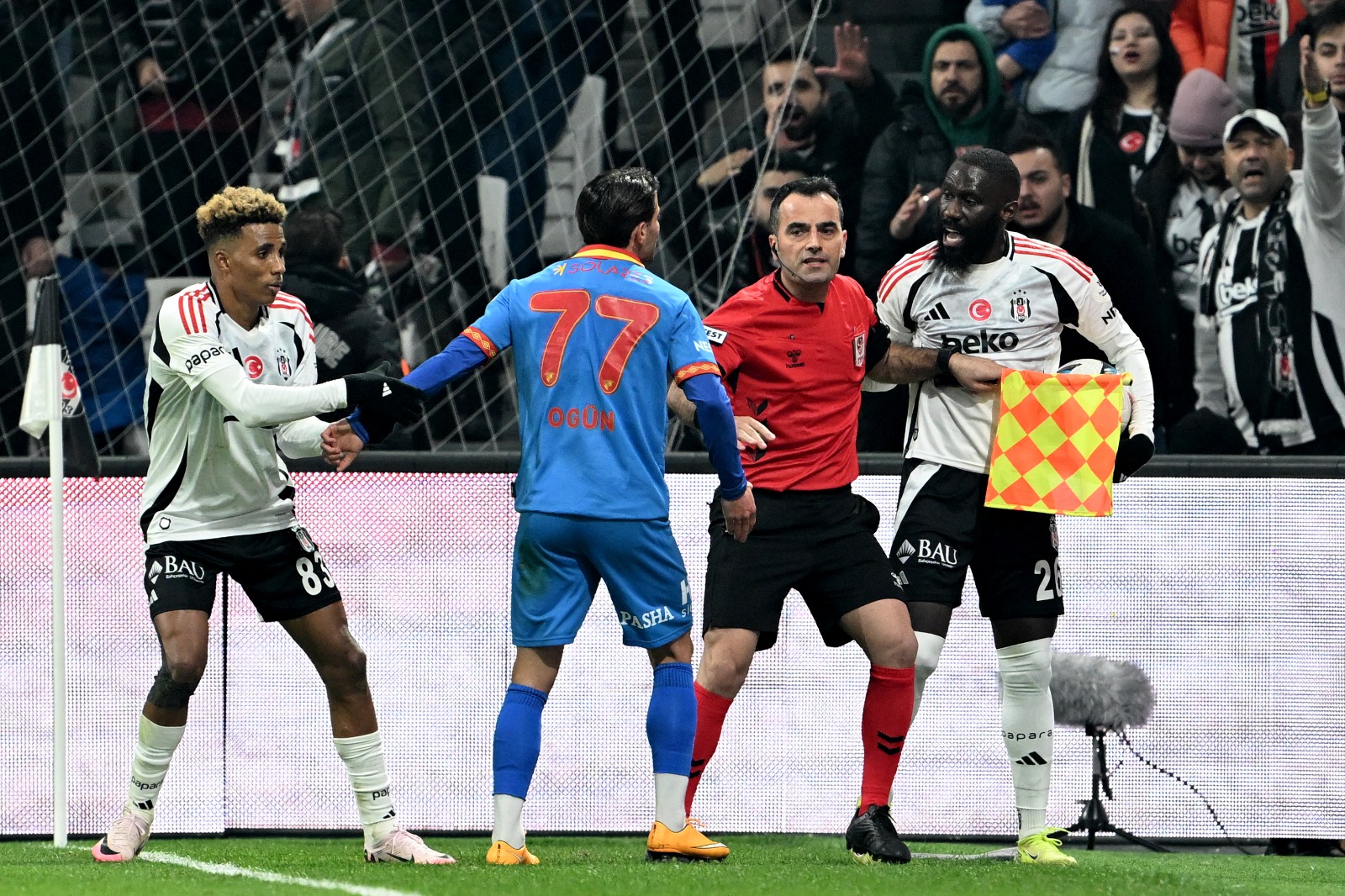 Asena Özkan: Kendi sahan ve seyircin önünde dokuzuncu dakikada iki farkla öne geçip doksan dakikanın sonunda rakibine 4 - 2 yeniliyorsan mevzubahis ‘şanssızlık’ olamaz düpedüz ‘beceriksiz’ ve ‘iş bilmezlik’ olur. 13 haftanın ardından lider ile aranda 13 puan fark oluşmuşsa da günleri ‘yarıştan kopmadık’ aldatmacasıyla geçiştiremezsin… Hata kimde? Hasan Arat ile yönetiminde mi yoksa Hollandalı teknik direktör Giovanni van Bronckhorst mı? Teknik direktörü taraftar seçmedi, ‘yeti yoksunu’ onca futbolcuyu milyarlar ödeyerek taraftar transfer etmedi ama sahaya çıkacak kadroyu da yönetim belirlemedi. Hollandalı teknik adamla ve mevcut kadroyla sezonun sonunun gelmeyeceği açık ve net. Aslında Beşiktaş’ın başarısızlığından önce yazmamız gereken 2-0 geriye düştüğü maçta İnönü Stadı’nda Beşiktaş’ı 4-2 yenen Göztepe’nin ‘mükemmel’ performansı olmalı. (T24)
