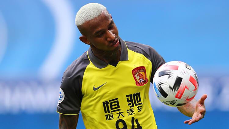 Anderson Talisca sosyal medya hesabından Fenerbahçe'nin Brezilyalı futbolcuları Fred ve Rodrigo Becao'yu takibe aldı.