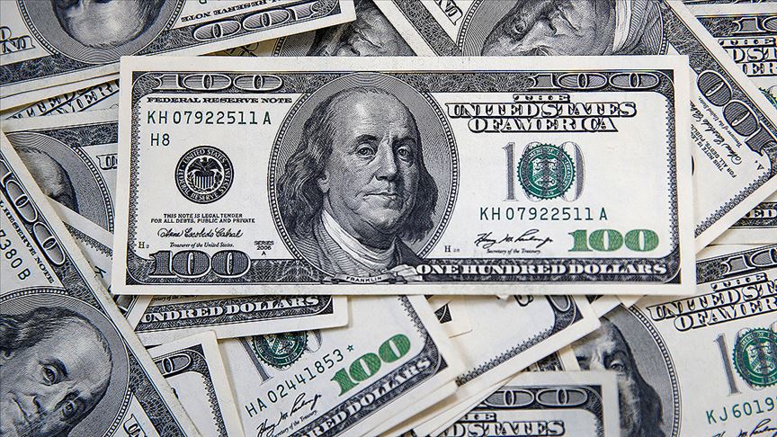 Özel bir bankaya aralıklı olarak sahte paralar gidiyor, bankacı sahte olduğunu anlamıyor ve Merkez Bankası'na yolluyor.  Merkez bankası 15 bin doların sahte olduğunu tespit ediyor ve olay patlak veriyor.