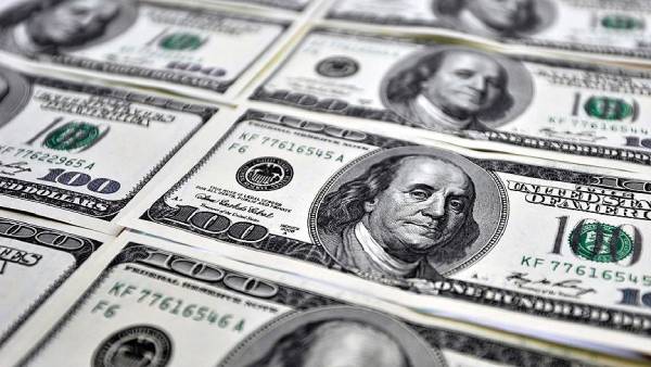 Bu hafta elinde eski basım 100 dolar ve yeni basım 50 dolar ile döviz büfesine gidenler büyük bir şok yaşadı.  Banka ve dövizciler "Bunları geçici olarak almıyoruz" deyince o yüz ifadelerini unutamam, çok ilginçti.  Yani, dolar sahibinin elinde kaldı."